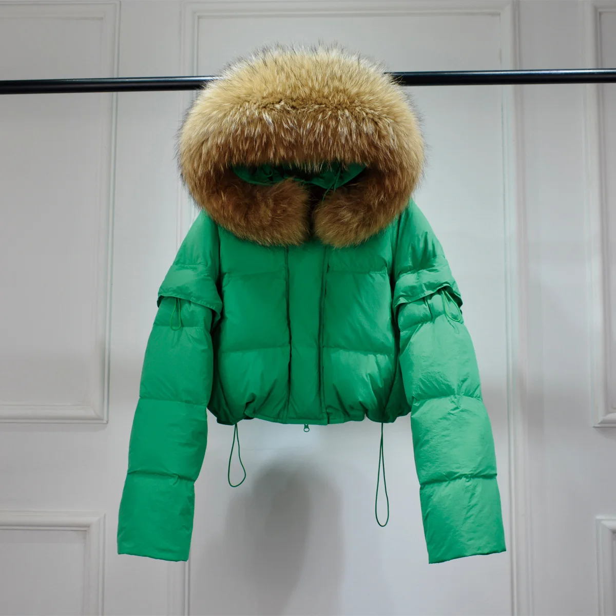 Autumn And Winter New Women Popular Real Raccoon Fur Collar Fashion Detachable Sleeves Jacket White Duck Down Short Puffer Coat
Autumn And Winter New Women Popular Real Raccoon Fur Collar Fashion Detachable Sleeves Jacket White Duck Down Short Puffer Coat