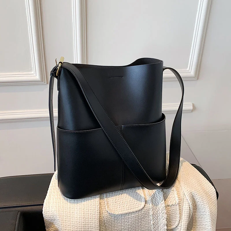 Fashionable Versatile High-Quality Shoulder Bag with Large Capacity and Design Sense for Women Trendy and Stylish Women's Bags
Fashionable Versatile High-Quality Shoulder Bag with Large Capacity and Design Sense for Women Trendy and Stylish Women's Bags