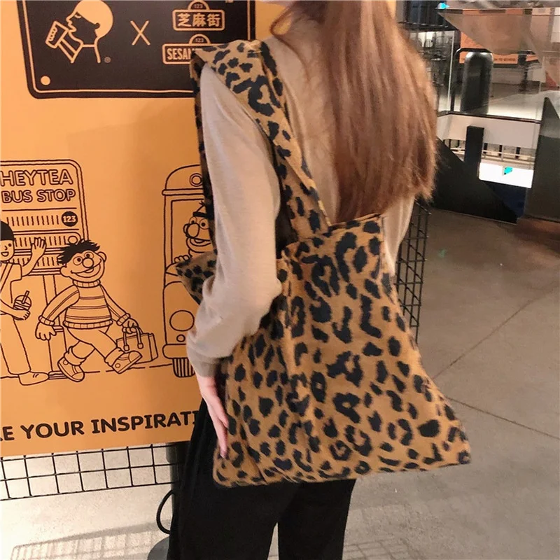 New Autumn Winter Corduroy Shoulder Bags Retro Leopard Pattern Handbag Female Daily Warm Soft Bags Shopping Bag
New Autumn Winter Corduroy Shoulder Bags Retro Leopard Pattern Handbag Female Daily Warm Soft Bags Shopping Bag