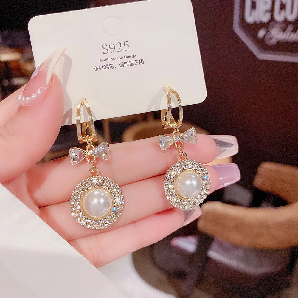 Korean temperament net red design earrings female personality simple bow light wind earrings silver needle atmospheric earrings
Korean temperament net red design earrings female personality simple bow light wind earrings silver needle atmospheric earrings