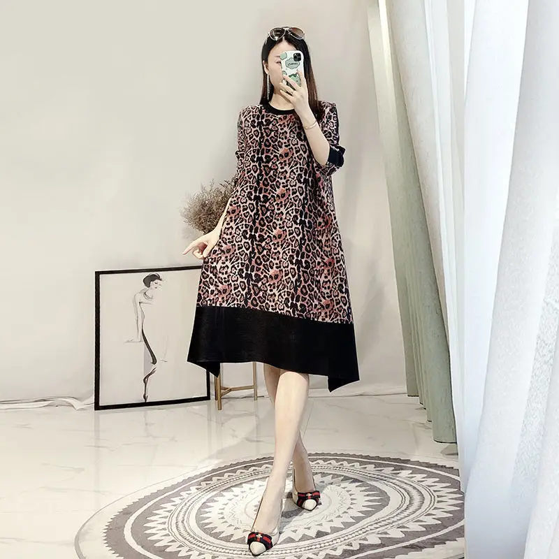 Casual dress Loose slime round neck large size plummers long dress pleated retro leopard dress 2022 autumn new half sleeve dress
Casual dress Loose slime round neck large size plummers long dress pleated retro leopard dress 2022 autumn new half sleeve dress