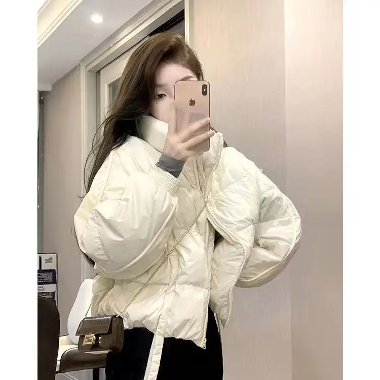 Новая модная брендовая теплая хлопковая Женская куртка на осень и зиму дизайн более толстая и тонкая короткая куртка с воротником-стойкой 
Новая модная брендовая теплая хлопковая Женская куртка на осень и зиму дизайн более толстая и тонкая короткая куртка с воротником-стойкой