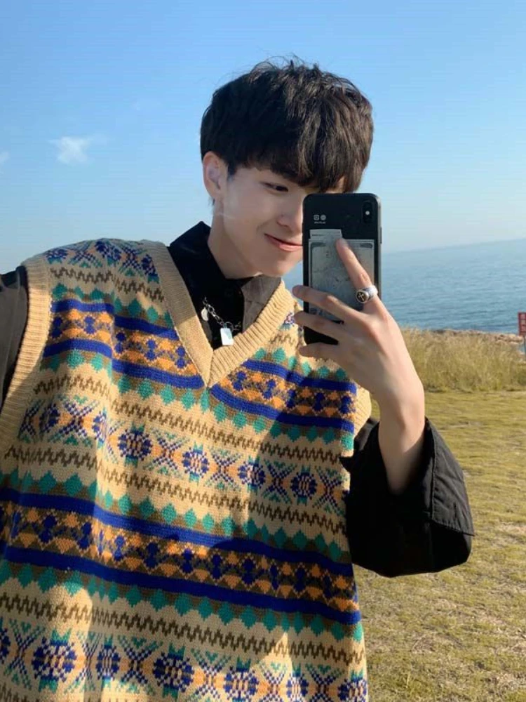 Мужской трикотажный ретро-свитер с V-образным вырезом 
Мужской трикотажный ретро-свитер с V-образным вырезом