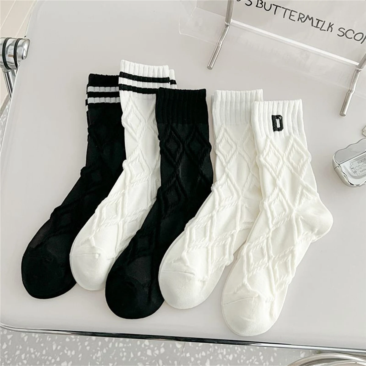 

Dreamlikelin 5pairs/lot Simple Black and White Socks Korean Style Trendy Diamond Striped Women Socks Girls Middle Tube Socks