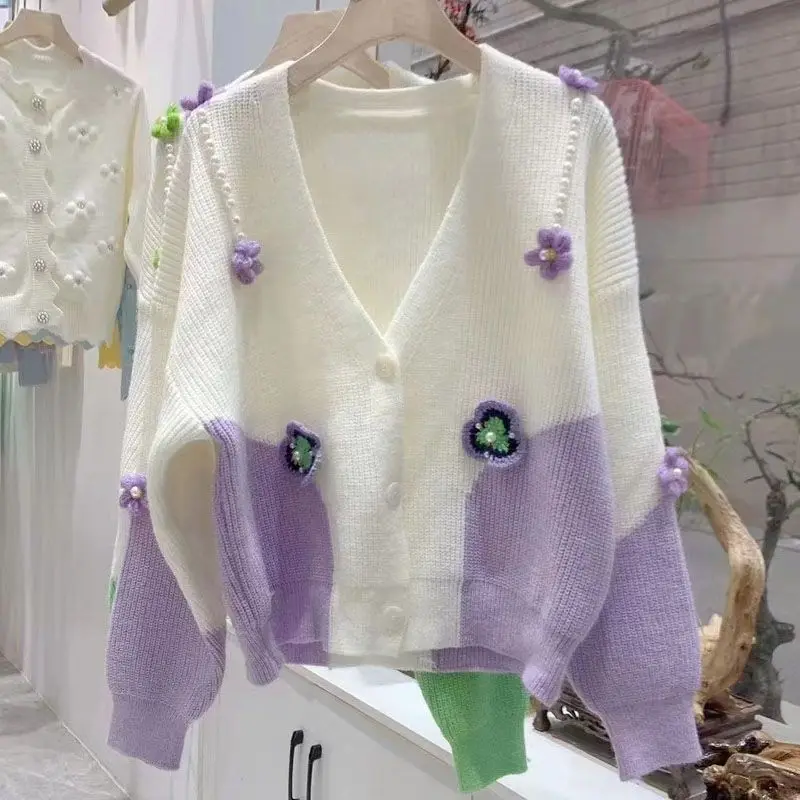 Colorblock beaded three-dimensional flower ladies cardigan sweater spring and autumn V-neck loose long-sleeved coat knitted top
Colorblock beaded three-dimensional flower ladies cardigan sweater spring and autumn V-neck loose long-sleeved coat knitted top