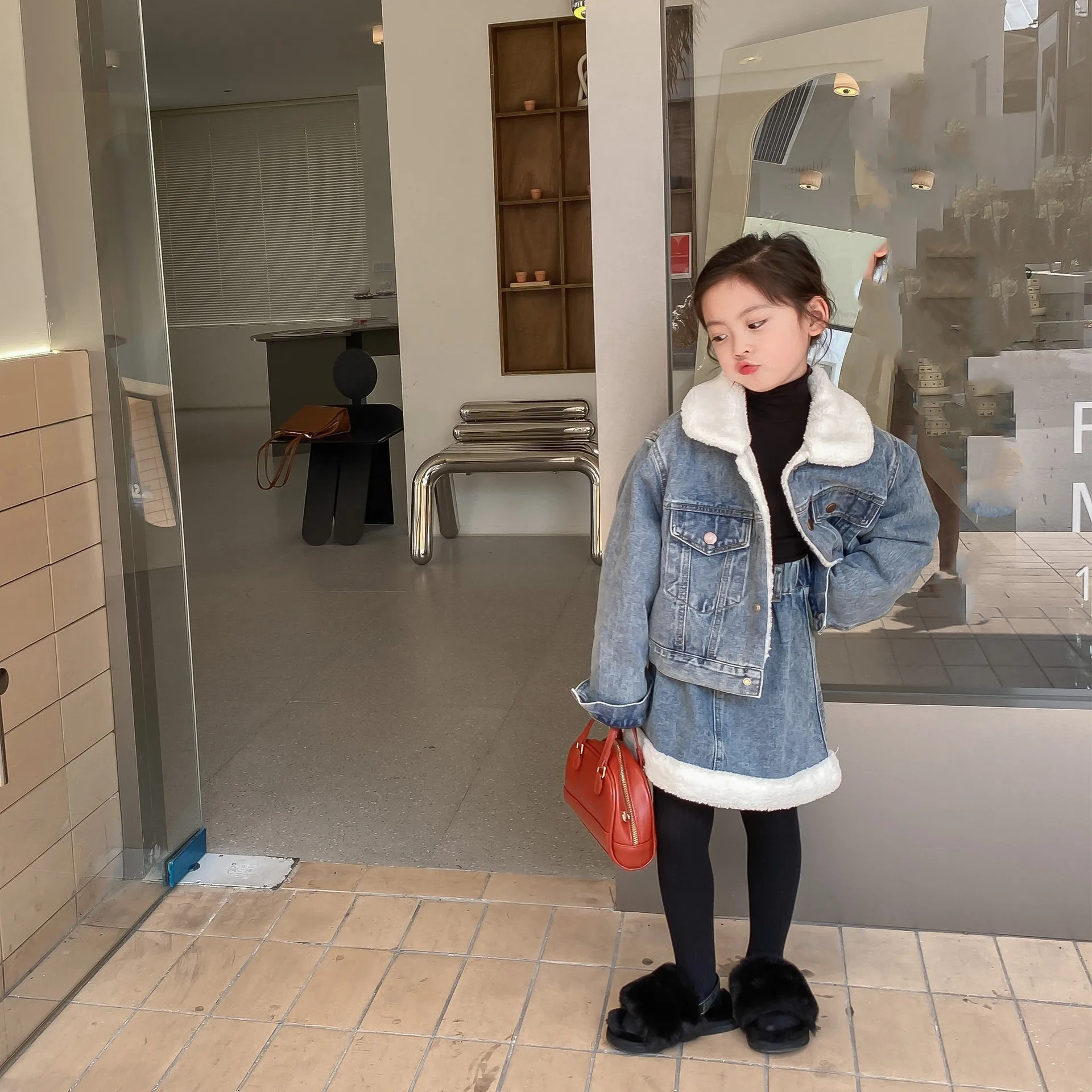 Детский джинсовый пиджак с отложным воротником и юбка, на зиму 
Детский джинсовый пиджак с отложным воротником и юбка, на зиму