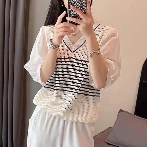 Knitted Short Sleeved T-shirt Women's Summer New Stripe Hollow Out Design Sense Fashion Loose V-neck Top
Knitted Short Sleeved T-shirt Women's Summer New Stripe Hollow Out Design Sense Fashion Loose V-neck Top