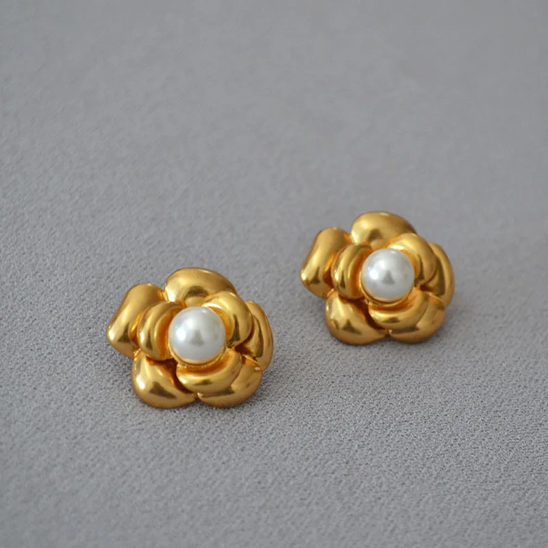 Camellia Flower Earrings French Vintage Style Gold-plated Brass Faux Pearl Decor 925 Silver Needle Stud Earrings
Camellia Flower Earrings French Vintage Style Gold-plated Brass Faux Pearl Decor 925 Silver Needle Stud Earrings