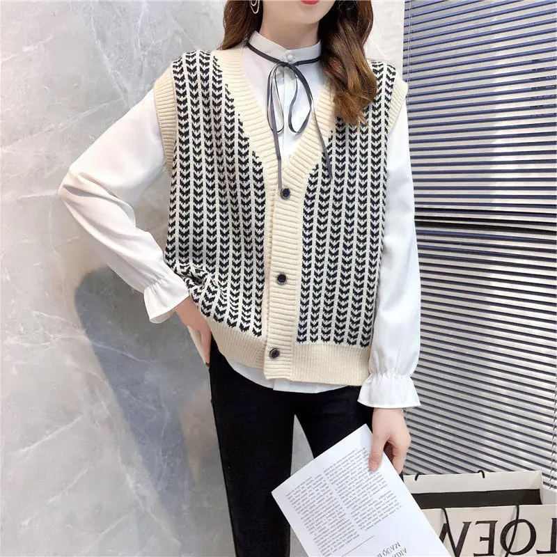 Paste female spring and autumn knit vest 2022 new Korean version of loose trend fashion short long sleeveless sweater vest tops
Paste female spring and autumn knit vest 2022 new Korean version of loose trend fashion short long sleeveless sweater vest tops