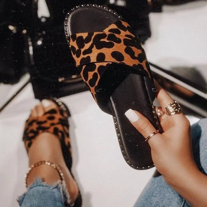 2022 Popular Leopard Print Black Slippers Summer Comfortable Beach Women's Shoes Fashion Shiny Crystal Flats Open Toe Versatile
2022 Popular Leopard Print Black Slippers Summer Comfortable Beach Women's Shoes Fashion Shiny Crystal Flats Open Toe Versatile