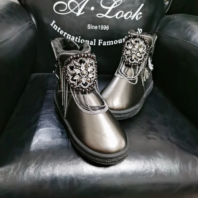 Heavy industry rhinestone waterproof leather snow boots short tube fur one low-top women's boots cotton shoes 35-40
Heavy industry rhinestone waterproof leather snow boots short tube fur one low-top women's boots cotton shoes 35-40