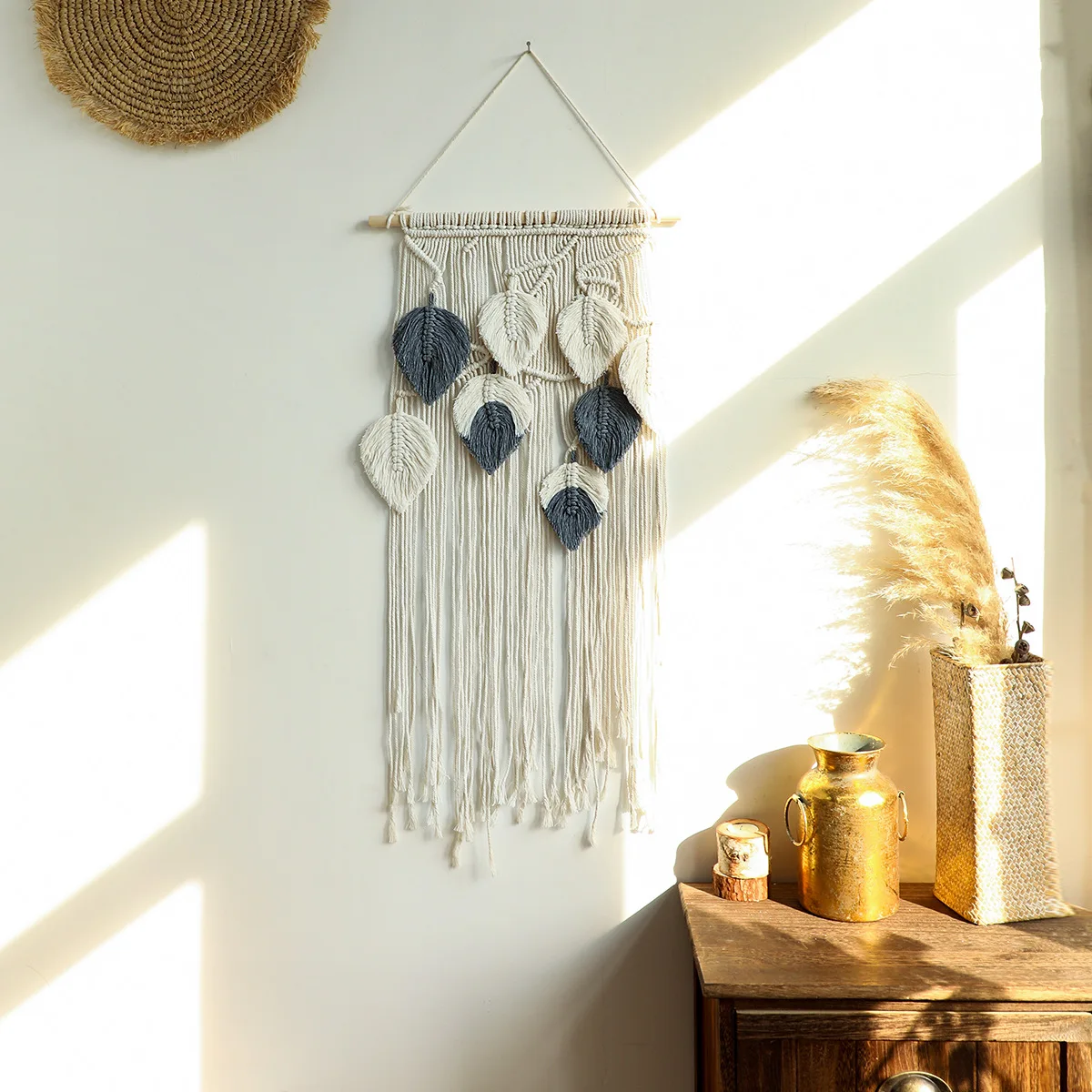 Scandinavian Hand-woven Feather and Leaf Tapestry Cold Wind Decorative Handicraft Wall Decor B&B Wall Hanging Room Decoration
Scandinavian Hand-woven Feather and Leaf Tapestry Cold Wind Decorative Handicraft Wall Decor B&B Wall Hanging Room Decoration