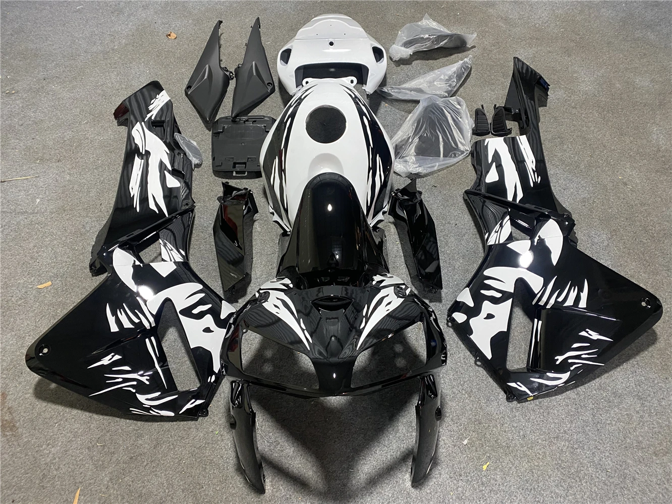 Комплект обтекателей для мотоцикла подходит для CBR600RR 05-06 CBR600 F5 2005 2006 обтекатель черный белый
Комплект обтекателей для мотоцикла подходит для CBR600RR 05-06 CBR600 F5 2005 2006 обтекатель черный белый