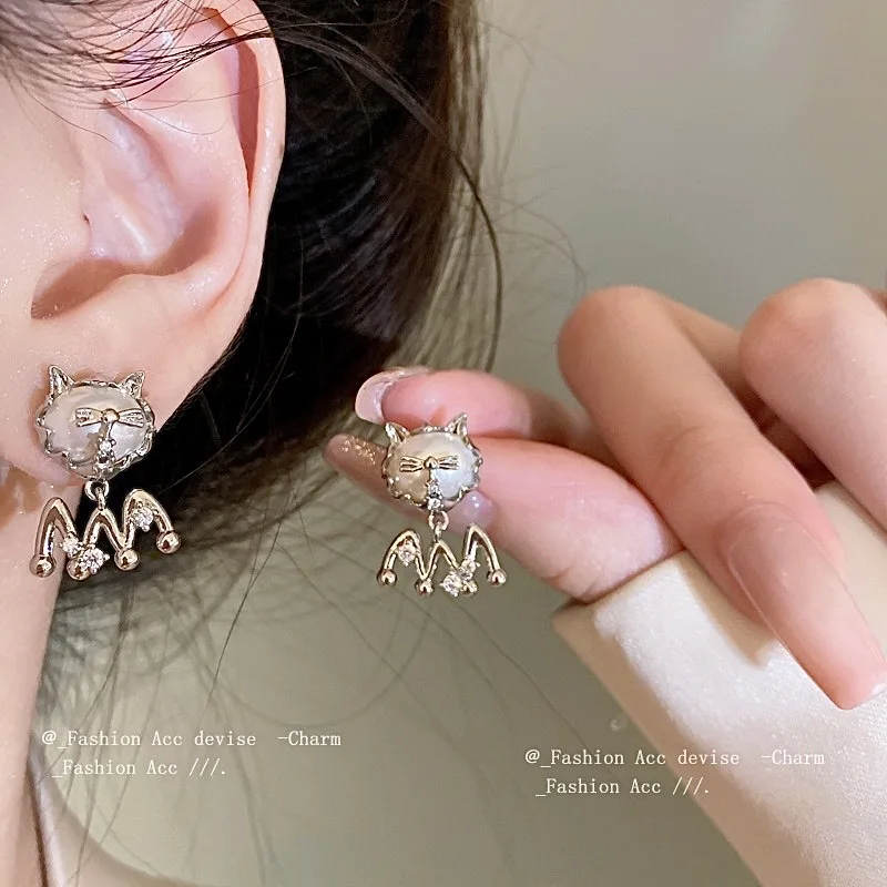 Индивидуальные металлические серьги с жемчугом и цирконом в форме кота для женщин, модные серьги 2023, корейский модный подарок для женщин, фестиваль для молодых девушек
Индивидуальные металлические серьги с жемчугом и цирконом в форме кота для женщин, модные серьги 2023, корейский модный подарок для женщин, фестиваль для молодых девушек