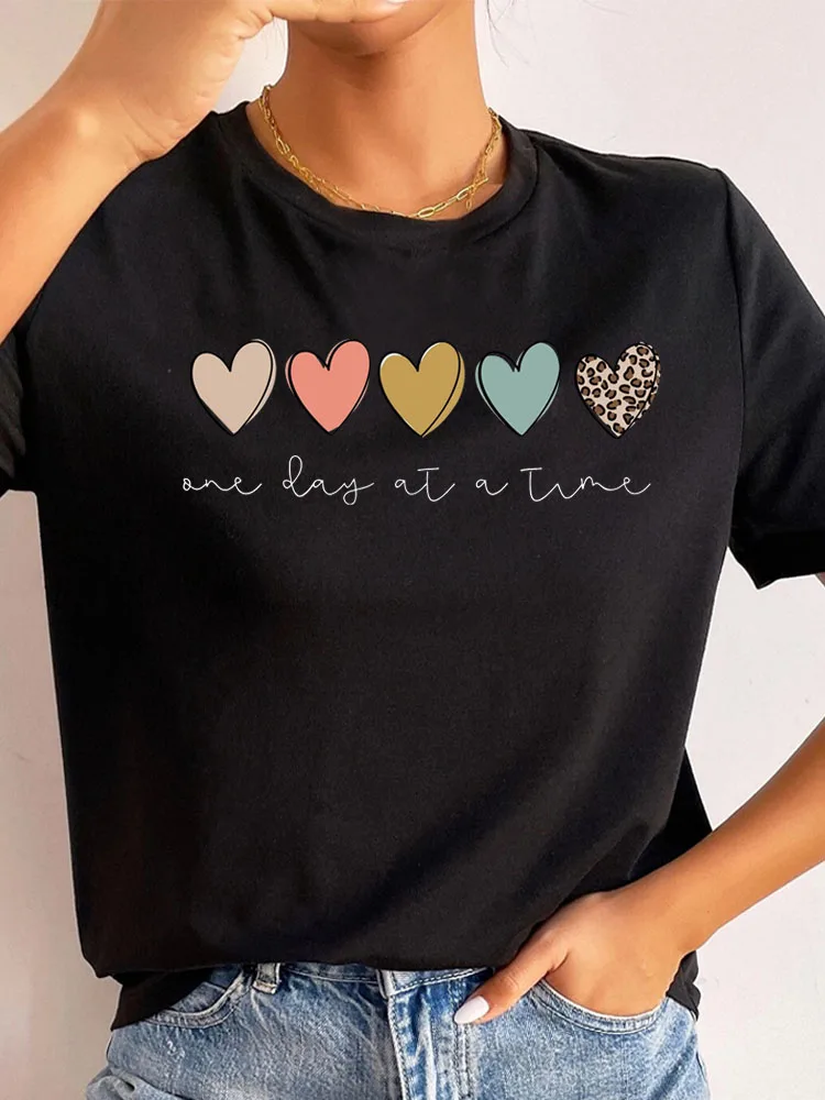 Футболка женская с коротким рукавом и принтом в виде сердца
Футболка женская с коротким рукавом и принтом в виде сердца