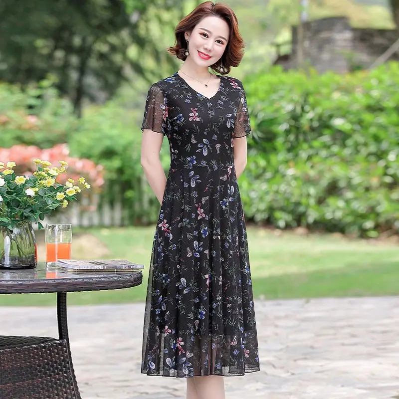 2022 Summer Women New V-neck Floral Mesh Dresses Female Short Sleeve Loose Mother Dress Ladies Long Vestidos Q36
2022 Summer Women New V-neck Floral Mesh Dresses Female Short Sleeve Loose Mother Dress Ladies Long Vestidos Q36