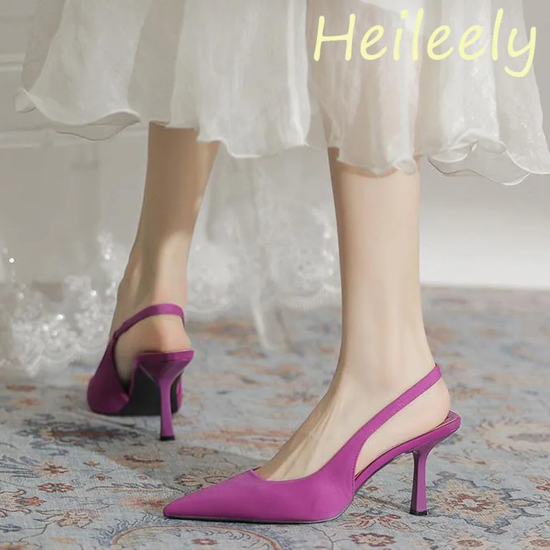 Женские босоножки на высоком каблуке, с острым носком
Женские босоножки на высоком каблуке, с острым носком