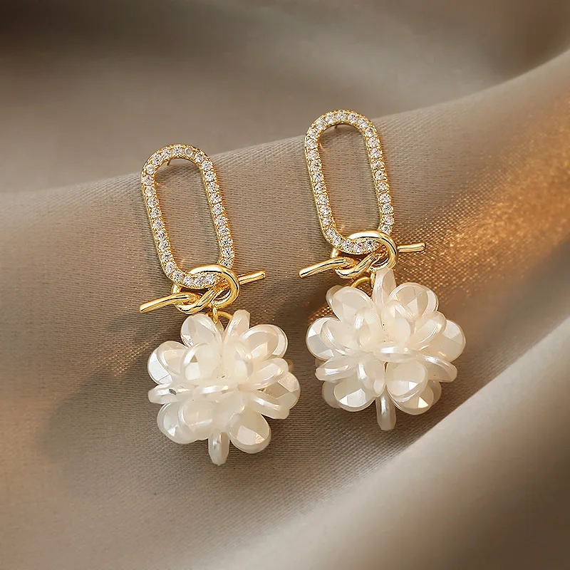 U-Magical Ins Style Imitation Pearl Flower Dangle Earring for Women Creative Hollow Rhinestone Metal Geometric Earring Jewelry
U-Magical Ins Style Imitation Pearl Flower Dangle Earring for Women Creative Hollow Rhinestone Metal Geometric Earring Jewelry