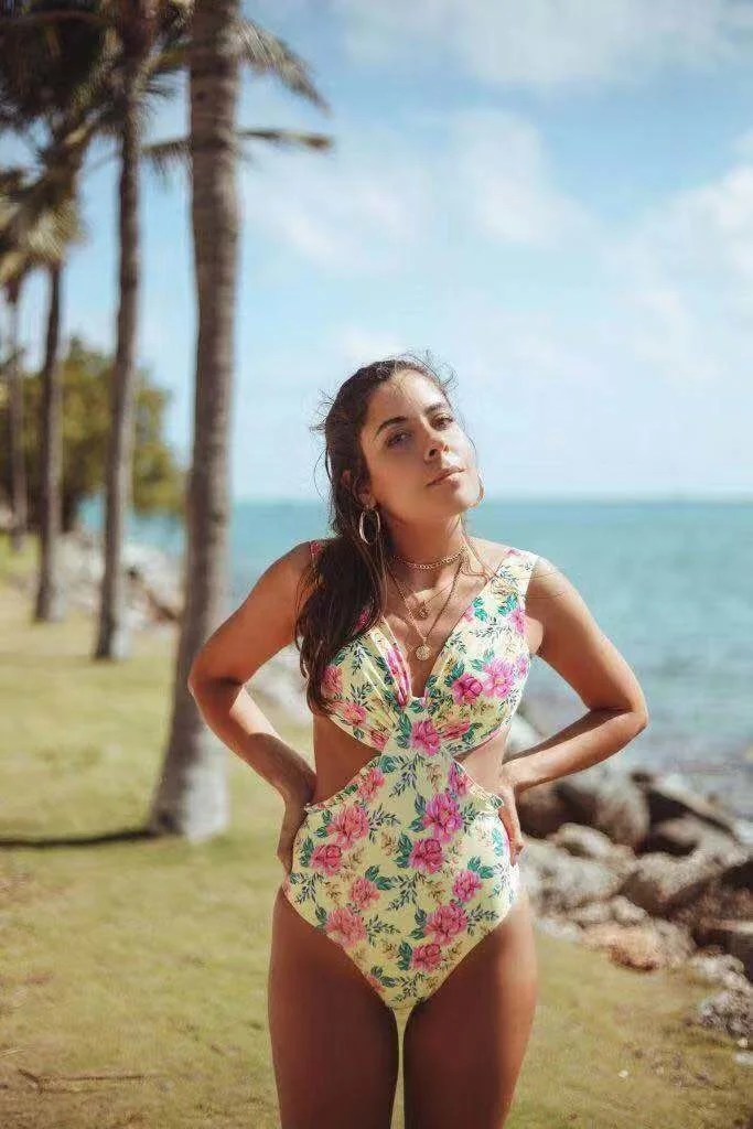 2022 New Women's Onepiece Women's Triangle Kawaii Swimsuit Sexy Backless Print Bikinis Women Swim Suits Body Suit
2022 New Women's Onepiece Women's Triangle Kawaii Swimsuit Sexy Backless Print Bikinis Women Swim Suits Body Suit