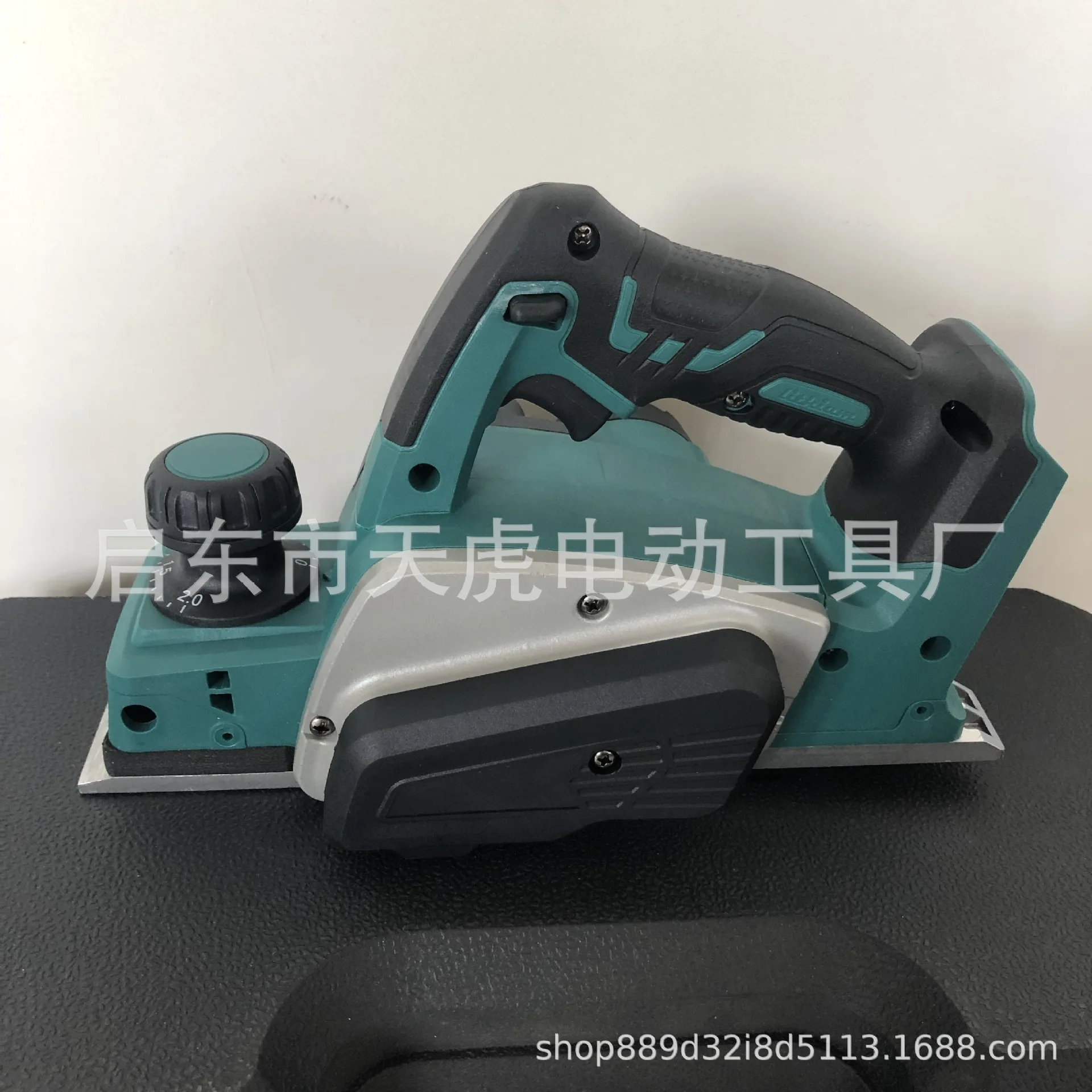 Lithium electric planer bakelite milling plane portable planer pressure rechargeable portable plane carpenter's hand
Lithium electric planer bakelite milling plane portable planer pressure rechargeable portable plane carpenter's hand