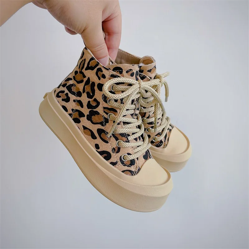 MODX 2023 Autumn New Boys' Soft Sole Comfortable Sports Casual Shoes Korean Fashion Leopard Print Girls' High Top Board Shoes 
MODX 2023 Autumn New Boys' Soft Sole Comfortable Sports Casual Shoes Korean Fashion Leopard Print Girls' High Top Board Shoes