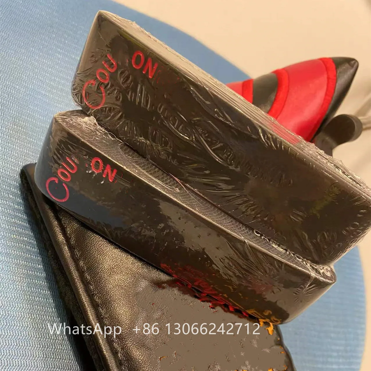 TOU ONL Classic Simple Black and Red Matte Surface Straight Golf Putter
TOU ONL Classic Simple Black and Red Matte Surface Straight Golf Putter