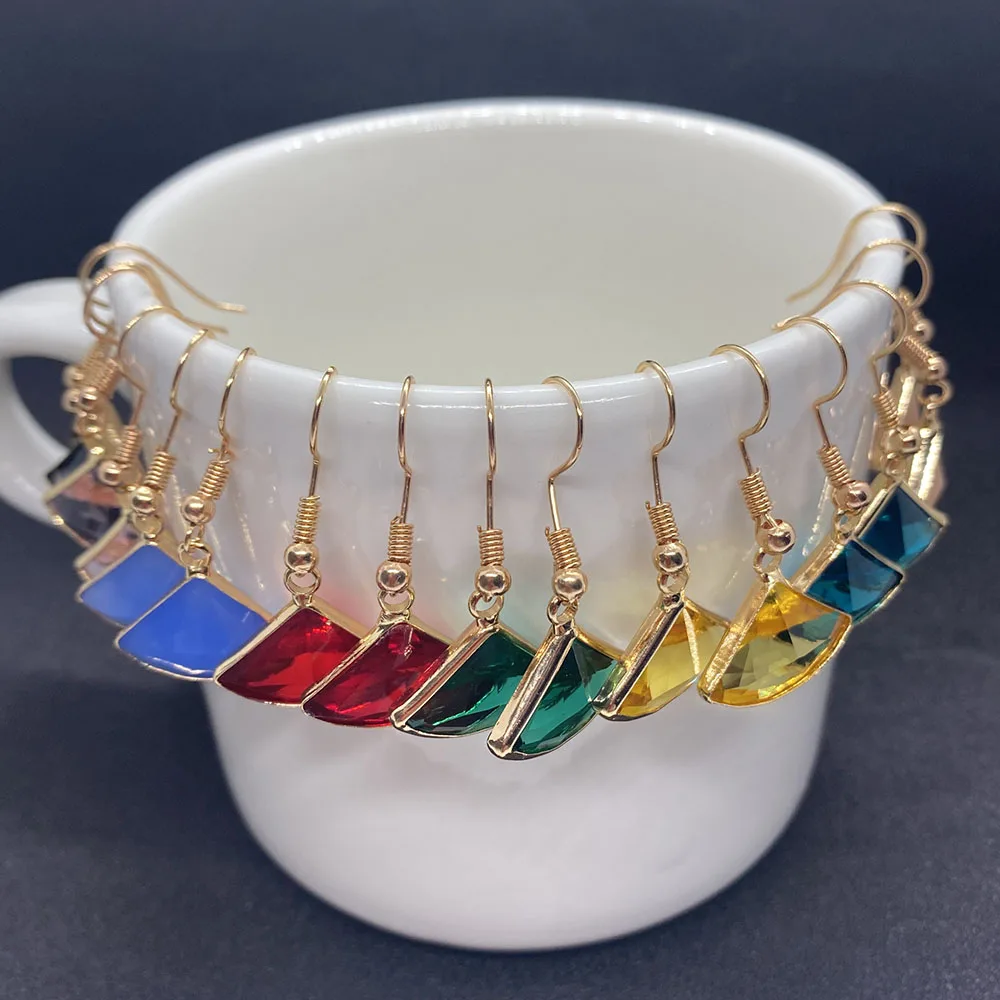 New Design Scalloped Glass Crystal Earrings Women Fashion Gold Color Small Short Earrings Boho Gifts Exquisite Jewelry Ornaments
New Design Scalloped Glass Crystal Earrings Women Fashion Gold Color Small Short Earrings Boho Gifts Exquisite Jewelry Ornaments