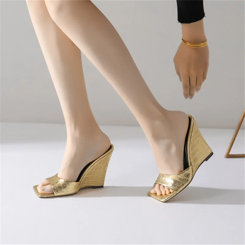 Женские шлепанцы на танкетке, однотонные уличные шлепанцы с открытым носком и крокодиловым принтом, удобные пикантные женские тапочки, лето 2023
Женские шлепанцы на танкетке, однотонные уличные шлепанцы с открытым носком и крокодиловым принтом, удобные пикантные женские тапочки, лето 2023