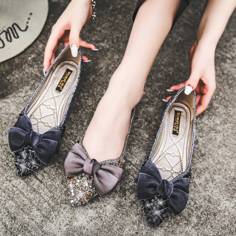 2020 Silk Butterfly-knot Crystal Pointed Toe Ballet Flats Woman Loafers Shallow Women Shoes Bling Slip On Moccasins Size 35-43
2020 Silk Butterfly-knot Crystal Pointed Toe Ballet Flats Woman Loafers Shallow Women Shoes Bling Slip On Moccasins Size 35-43
