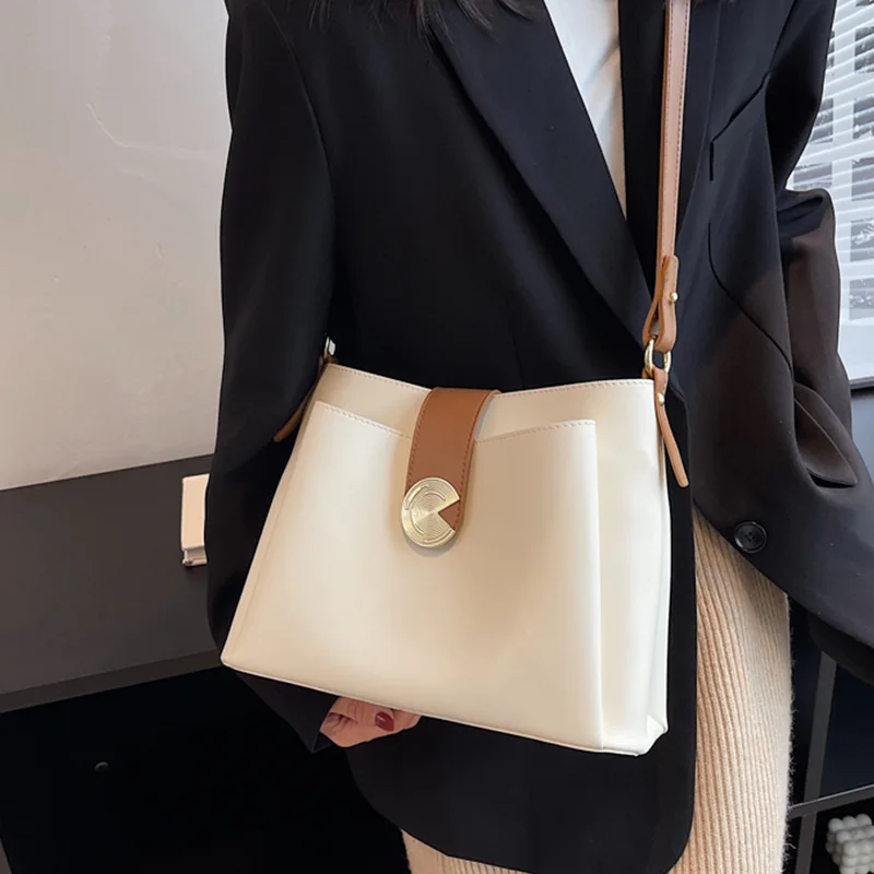 Женская сумка-мессенджер из мягкой кожи, бежевая сумка на плечо, 2023 
Женская сумка-мессенджер из мягкой кожи, бежевая сумка на плечо, 2023