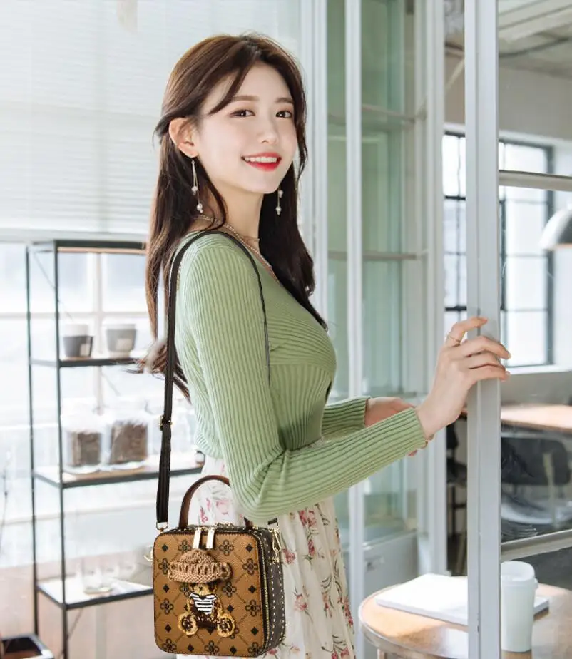 Printed Graffiti Small Square Bag Ladies 2022 New Trendy Western Style Shoulder Bag Net Red Versatile Messenger Bag Handbag 
Printed Graffiti Small Square Bag Ladies 2022 New Trendy Western Style Shoulder Bag Net Red Versatile Messenger Bag Handbag