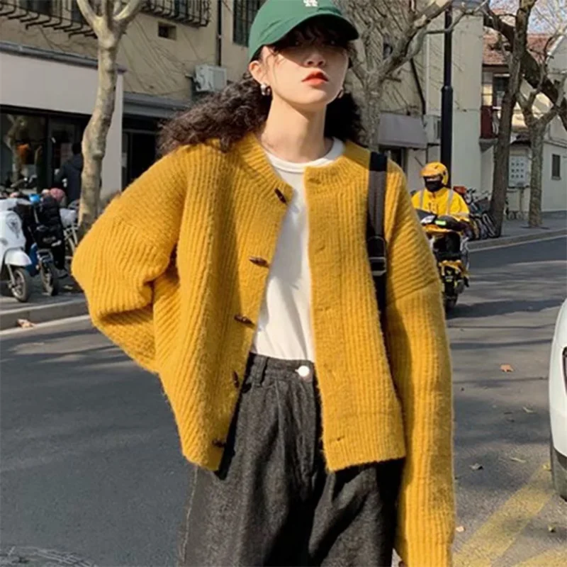 2023 Autumn Winter Korean Style Knitted Sweater Female Baggy Coat Female Casual Horn Button Padded Top knitted Women Sweater
2023 Autumn Winter Korean Style Knitted Sweater Female Baggy Coat Female Casual Horn Button Padded Top knitted Women Sweater