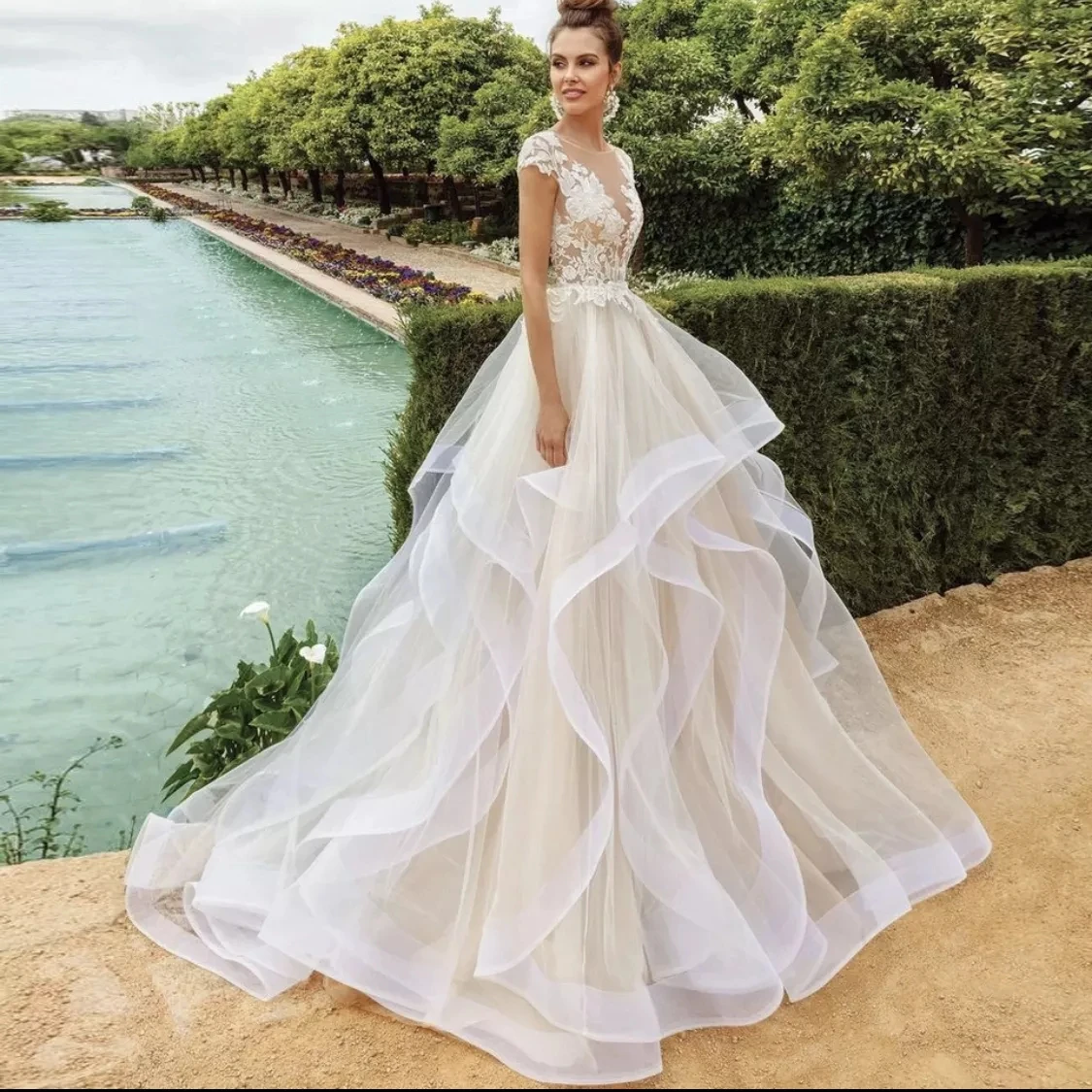 Gorgeous Princess Wedding Dress 2021 Sheer Neck Cap Sleeve Button Lace Appliques Tiered Sweep Train Bride Gown Vestidos De Noiva
Gorgeous Princess Wedding Dress 2021 Sheer Neck Cap Sleeve Button Lace Appliques Tiered Sweep Train Bride Gown Vestidos De Noiva