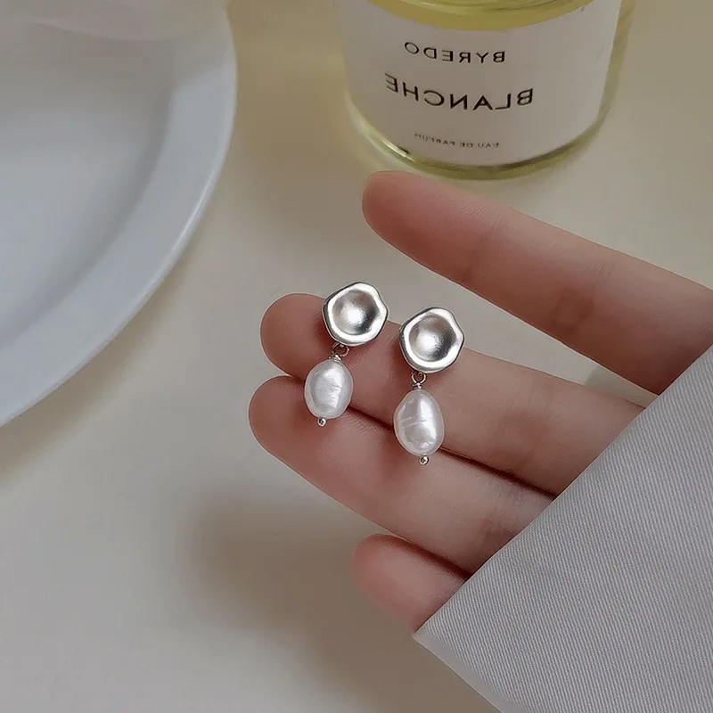 Vintage Baroque Style Water Drop Simulated Pearl Stud Earrings For Women Luxury Fashion Lady's Ear Accessory Party Jewelry
Vintage Baroque Style Water Drop Simulated Pearl Stud Earrings For Women Luxury Fashion Lady's Ear Accessory Party Jewelry