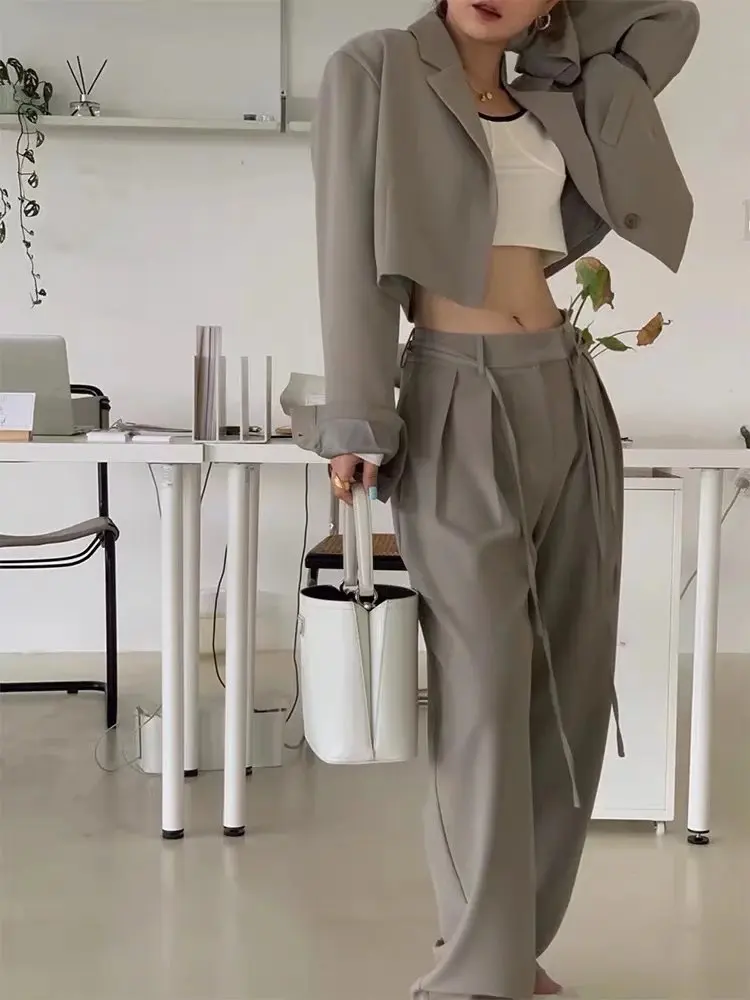DYLQFS женский серый короткий костюм 2022 Весенняя Повседневная мода с высокой талией свободные на шнуровке прямые брюки Короткая куртка компле... 
DYLQFS женский серый короткий костюм 2022 Весенняя Повседневная мода с высокой талией свободные на шнуровке прямые брюки Короткая куртка компле...
