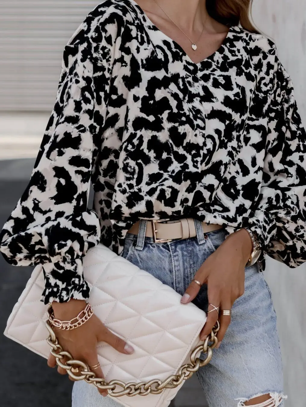 2022 Autumn New Women's Loose Slim Leopard Ripple Dot Long Sleeve Shirt Elegant Fashion Collar Bubble Sleeve Shirt Women
2022 Autumn New Women's Loose Slim Leopard Ripple Dot Long Sleeve Shirt Elegant Fashion Collar Bubble Sleeve Shirt Women