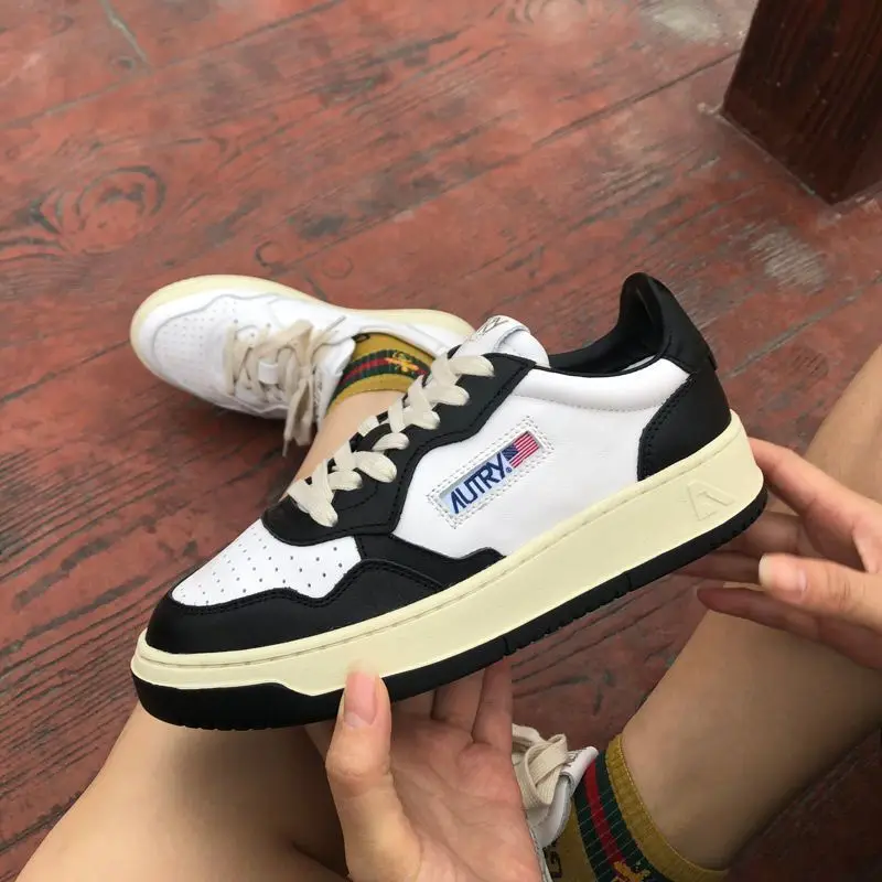 Autry маленькие белые женские туфли из натуральной кожи 2023 новая спортивная обувь Женская Корейская версия на шнуровке корейские туфли для скейтборда Ins
Autry маленькие белые женские туфли из натуральной кожи 2023 новая спортивная обувь Женская Корейская версия на шнуровке корейские туфли для скейтборда Ins