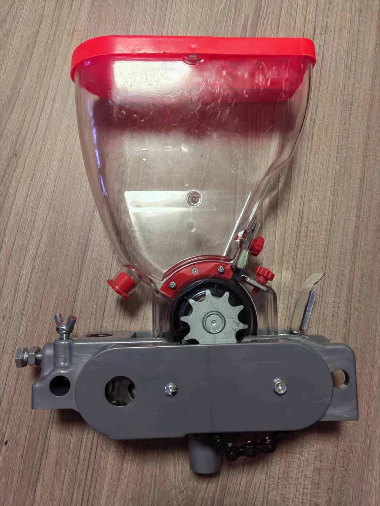 Пластиковая ручная сеялка для овощей 
Пластиковая ручная сеялка для овощей