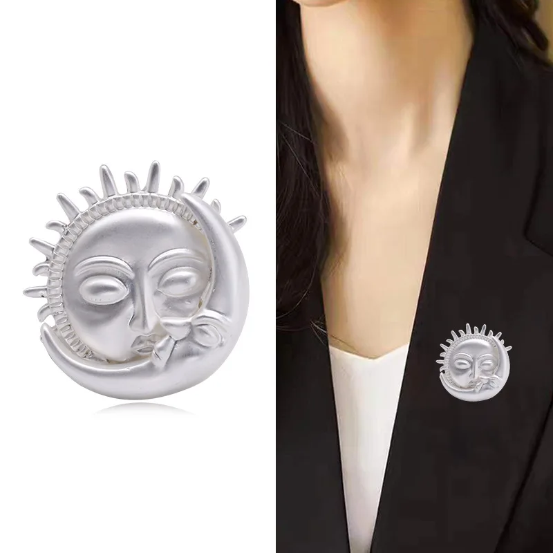 Креативная брошь в виде солнца, Бога, Луны, Бога, простые матовые металлические аксессуары для одежды, модные аксессуары для пальто, воротника, 2 цвета
Креативная брошь в виде солнца, Бога, Луны, Бога, простые матовые металлические аксессуары для одежды, модные аксессуары для пальто, воротника, 2 цвета
