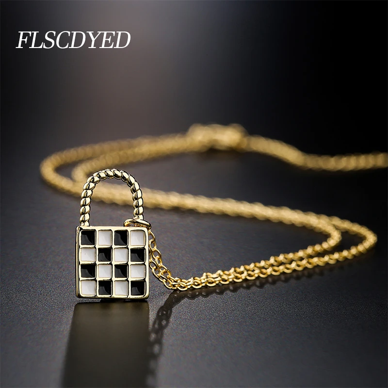 FLSCDYED Fashion Creative Necklace for Women Black White Drop Oil Mosaic Handbag Decorative Gold Color Pendant 2022 New Jewelry 
FLSCDYED Fashion Creative Necklace for Women Black White Drop Oil Mosaic Handbag Decorative Gold Color Pendant 2022 New Jewelry