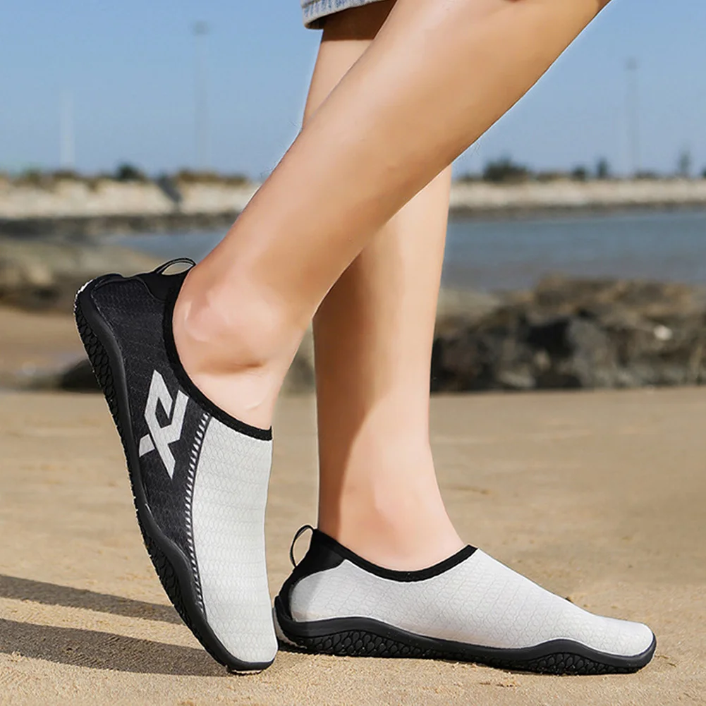 1Pair Snorkeling Shoes Drain Hole Design Slip-on Sports Water Sneakers Elastic Breathable Lightweight Quick-drying for Men Women
1Pair Snorkeling Shoes Drain Hole Design Slip-on Sports Water Sneakers Elastic Breathable Lightweight Quick-drying for Men Women