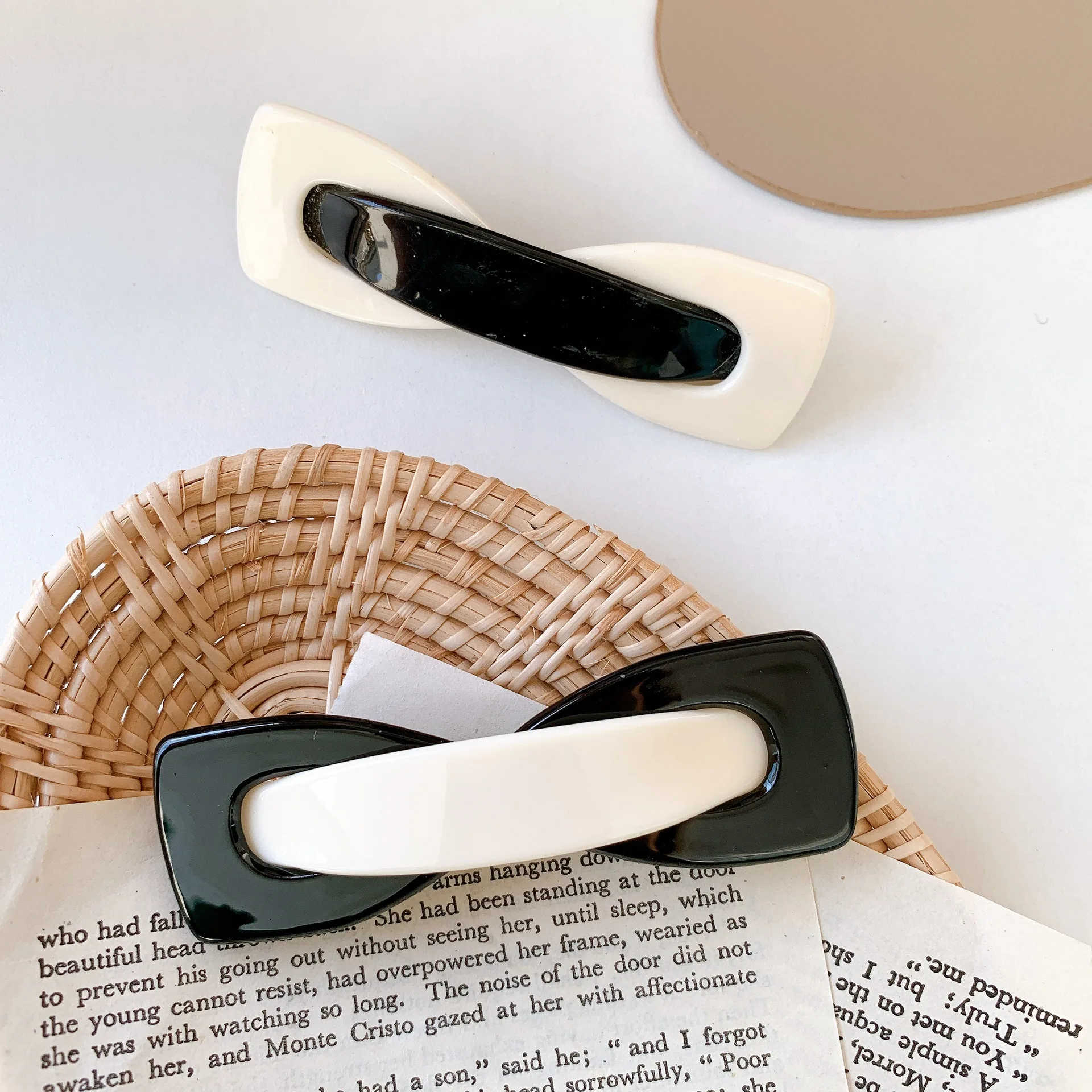 New Korean Fashion Simple Spring Clip Hair Accessories Butterfly Shape Black And White One Word Clip Ponytail Clip Hairpins
New Korean Fashion Simple Spring Clip Hair Accessories Butterfly Shape Black And White One Word Clip Ponytail Clip Hairpins