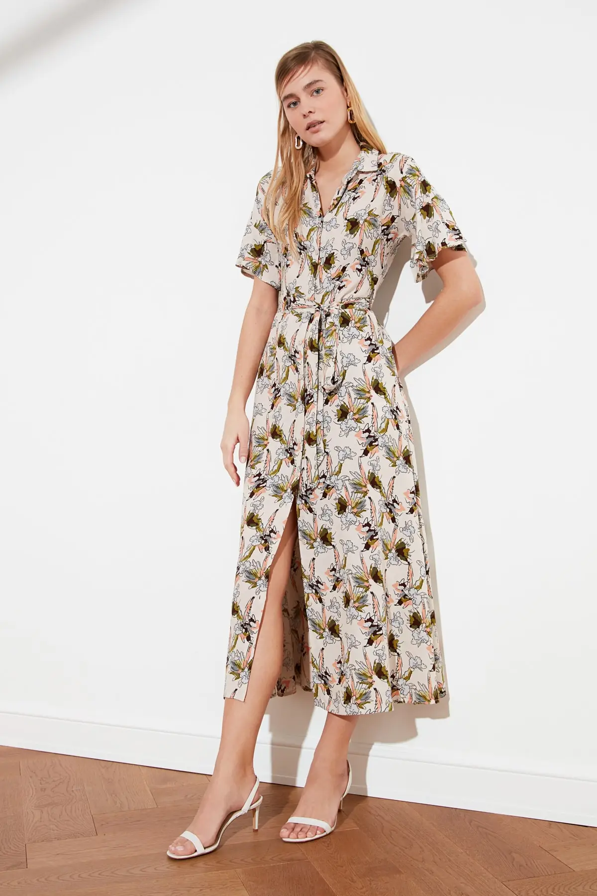 Cream belted shirt dress TWOSS19EL0094 floral short V-neck Casual woven Regular viscose Midi beige standard
Cream belted shirt dress TWOSS19EL0094 floral short V-neck Casual woven Regular viscose Midi beige standard