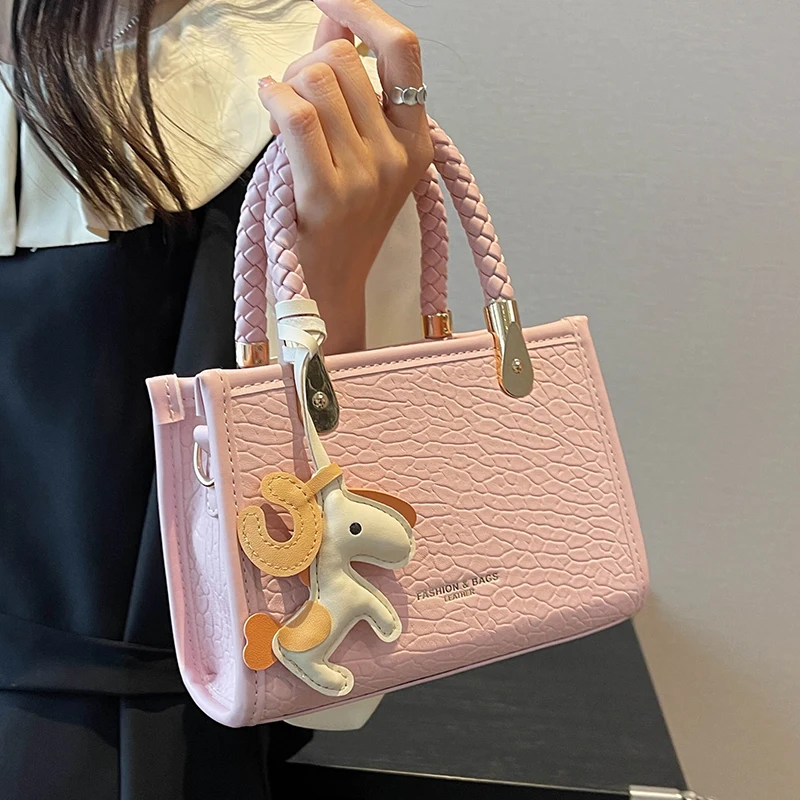 Летние модные роскошные дизайнерские классические сумки, новые универсальные простые Стильные сумки через плечо, Симпатичные повседневные маленькие Наплечные сумки для женщин
Летние модные роскошные дизайнерские классические сумки, новые универсальные простые Стильные сумки через плечо, Симпатичные повседневные маленькие Наплечные сумки для женщин