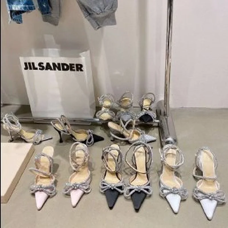 Туфли-лодочки женские с узким ремешком, заостренным носком и кристаллами
Туфли-лодочки женские с узким ремешком, заостренным носком и кристаллами