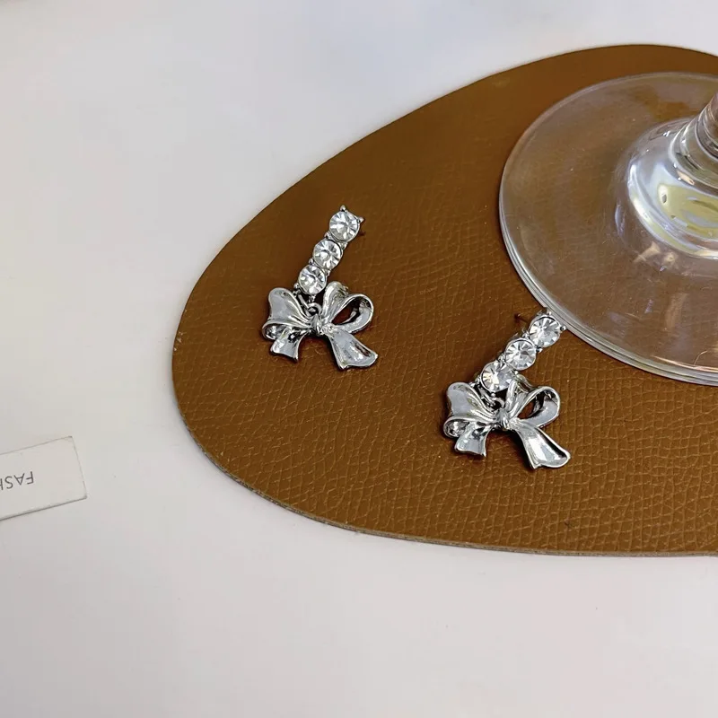 Korean Fashion Fairy Style Diamond Bow Earrings for Women Retro Punk Long Earrings Temperament Elegant Luxury Jewelry Wedding
Korean Fashion Fairy Style Diamond Bow Earrings for Women Retro Punk Long Earrings Temperament Elegant Luxury Jewelry Wedding