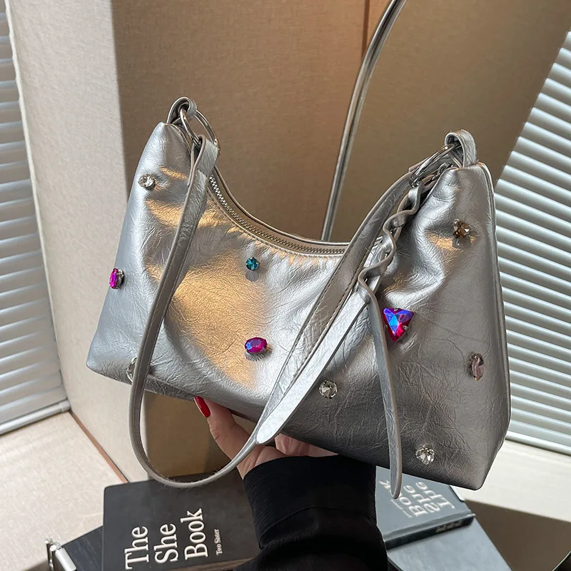 Women Silver Shoulder Bags Chic Diamonds Design Zipper Underarm Bags Autumn New Soft Leather Female Commute Handbags 2023
Women Silver Shoulder Bags Chic Diamonds Design Zipper Underarm Bags Autumn New Soft Leather Female Commute Handbags 2023