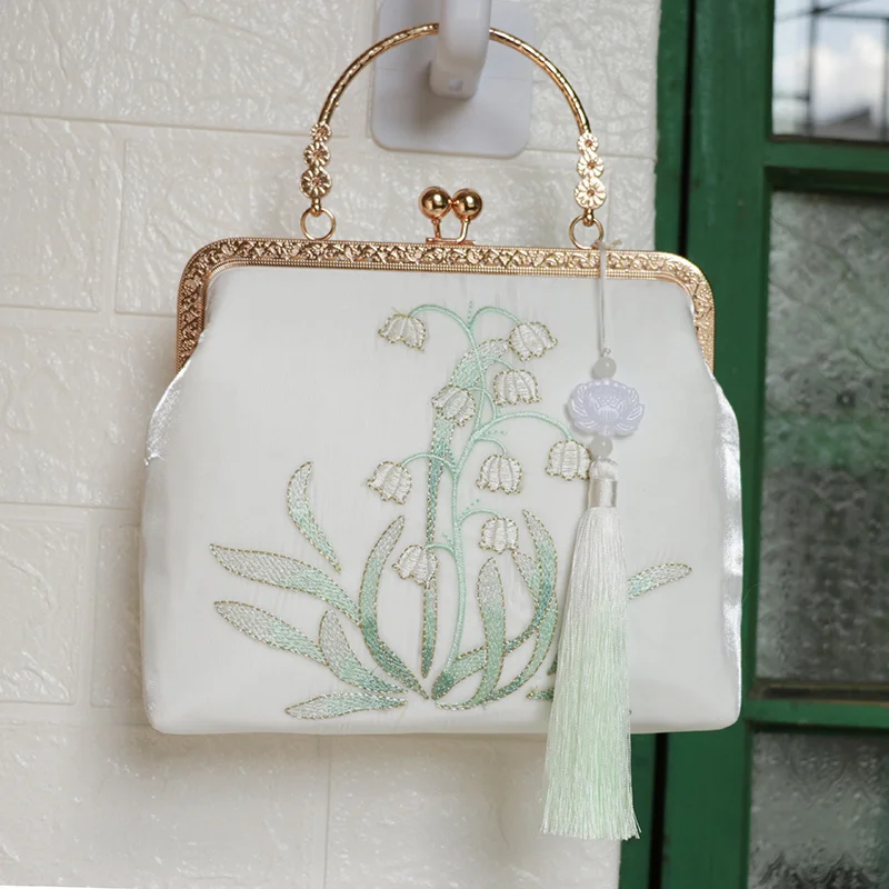 2023 New original handmade bag Lily of the Valley embroidered flower Hanfu bag vintage fresh sweet lady cheongsam handbag
2023 New original handmade bag Lily of the Valley embroidered flower Hanfu bag vintage fresh sweet lady cheongsam handbag