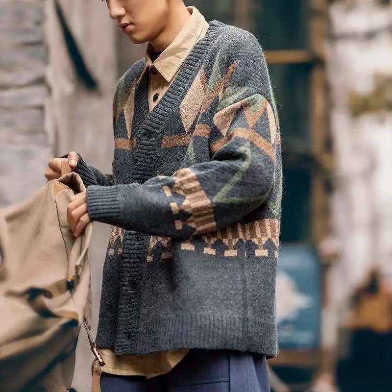 Retro Japanese autumn and winter 2021 V-Neck Sweater diamond contrast jacquard thread casual coat loose sweater men's fashion
Retro Japanese autumn and winter 2021 V-Neck Sweater diamond contrast jacquard thread casual coat loose sweater men's fashion
