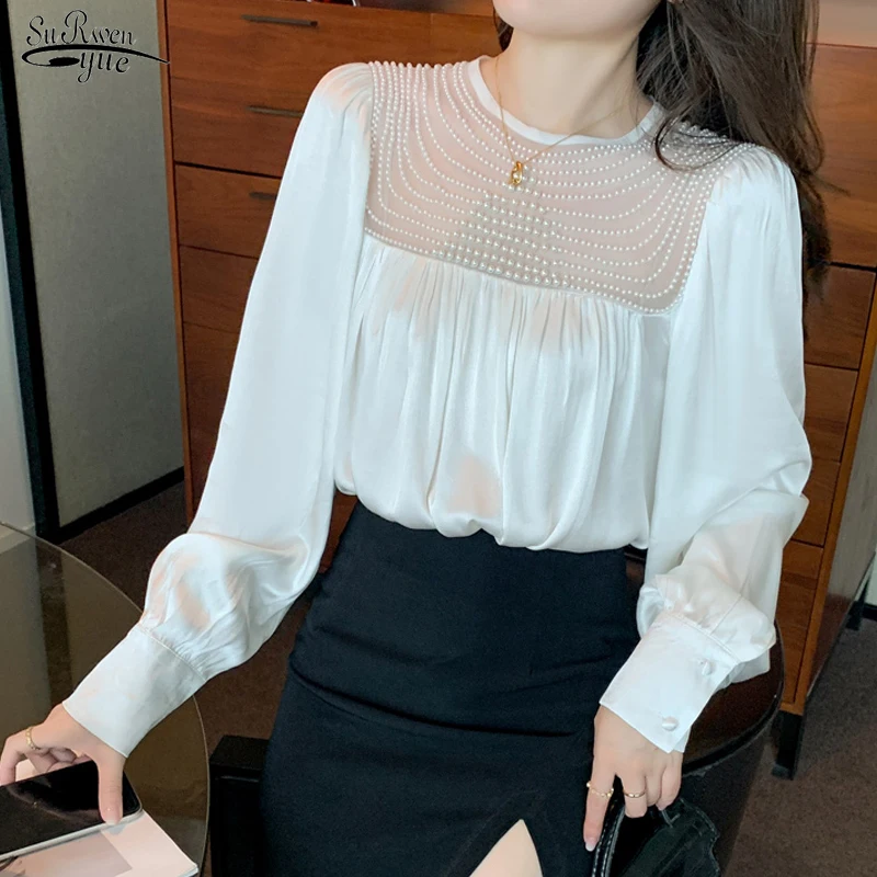 Осенняя атласная блузка с длинным рукавом и круглым вырезом
Осенняя атласная блузка с длинным рукавом и круглым вырезом